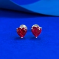 Orecchini a lobo a cuore in argento S925 con zircone rosso e incastonatura a quattro griffe - Argento 925 / Rosso