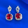 Nahaufnahme der S925 Silberohrringe mit quadratischem rotem Edelstein und Filigranmuster - 925er Silber / E647 Rote Strass Ohrstecker