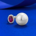 Makroaufnahme von S925 Silberring mit 12mm Muschelperle und ovalem rotem Edelstein - Einstellbar Offen / Rot (K002)