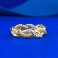 Anello a serpente bicolore con texture a scaglie e dettagli in diamante su sfondo blu - US 5 / Doppio Serpente Avvolgente (R1467)