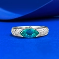 Anillo de plata S925 con gema verde de corte marquesa y detalles brillantes - US 5 / Circonita Verde