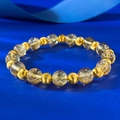 Elegantes 8mm Citrin Armband mit gebürsteten Metallperlen auf dunkelblauem Grund - Citrin Armband (B174) / Elastisch Kordel