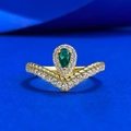 Anello in argento S925 placcato oro con smeraldo a pera e fascia in zircone a forma di V - US 5 / Oro