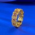 Anillo de flor hueca vintage en plata bañada en oro con piedras rojas y blancas - US 5 / Dorado