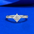 Anello taglio princess con fascia milgrain su uno sfondo blu vibrante e ricco - US 5 / Argento