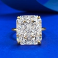 Silberring mit Radiant-Schliff und Gold-Finish auf tiefblauem Hintergrund - US 5 / Gold