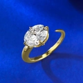S925 Silber vergoldeter Ring mit großem ovalem Zirkonia in einer 4-Krallen-Fassung - US 5 / Gold Taubenei