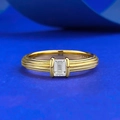 Anello in argento S925 placcato oro con pietra taglio smeraldo e texture - US 5 / Anello Eternità Oro