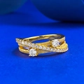 Elegante anello S925 in argento dorato a tre fasce con finitura spazzolata e zirconi - US 5 / Oro