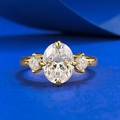 Drei-Steine-Ring mit ovalem Diamanten und vergoldetem 925er Sterlingsilber-Band - US 5 / Goldener Ovaler Stil (R1241)