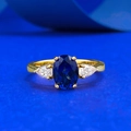 Klassischer S925 Silberring mit ovalem blauem Saphir und seitlichen Schmucksteinen - US 5 / Gold Blauer Korund (R1239)