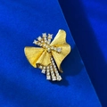 Elegante goudvergulde lintspeld met geborstelde textuur en zirkoon op blauw fluweel - 925 zilver / Gouden vlinder