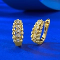 Orecchini a cerchio in argento 925 dorato con bordi perlati e cinque zirconi luminosi - Stile Huggie / Argento 925 / Oro
