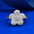 Anello a fiore in argento S925 con texture spazzolata e pietra centrale scintillante - US 5 / Anello Fiore in Argento Spazzolato (R1264)