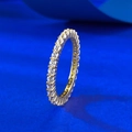 Vista laterale dettagliata dell'anello eternity placcato oro 18K con zirconi rotondi incastonati - US 5 / Strass Bianchi