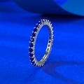Macro dell'anello eternity in argento S925 con zirconi blu scuro incastonati - US 5 / Strass Blu