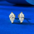 Eleganti orecchini a lobo in argento 925 taglio marquise placcati oro su sfondo blu intenso - Argento 925 / Orecchini a Bottone Marquise Dorati (E603)