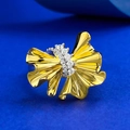 Bague feuille de ginkgo dorée et argentée sertie de pavés de zircons étincelants - US 5 / Style Nœud Doré (R1259)