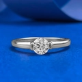 Elegante anello in argento S925 con solitario rotondo da 5mm su sfondo blu strutturato - US 5 / Argento