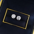 Primo piano di classici orecchini a lobo rotondi da 1 carato in argento a 4 griffe - Argento 925 / Stile Tondo (E618) - 6.5mm