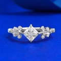 Elegante anillo de plata S925 con diamante corte princesa y flores sobre fondo azul - US 6 / Plateado (Strass Blanco)