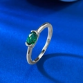 S925 Sterling Silber Ring mit ovalem Smaragd-Edelstein in schlichter Fassung - US 5 / Grün