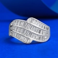 Lussuoso anello a onda in argento S925 con tre file di zirconi con taglio a baguette - US 6 / Argento