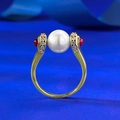 Anello in argento S925 con perla bianca e pietre rosse su sfondo di seta blu intenso - US 5 / Oro