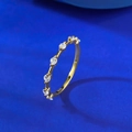 Minimalistischer Ring aus vergoldetem S925 Silber mit 5 weißen Zirkonia-Steinen - US 5 / Gold