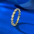 Eternity-Ring in Goldoptik mit umlaufenden Kristallen aus einem 45-Grad-Winkel betrachtet - US 8 / Gold