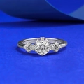 Eleganter S925 Silberring mit fünf runden Diamanten auf einem blauen Hintergrund - US 6 / R1382 Weißer Strass-Stil