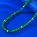 Detail einer grünen Chalcedon-Halskette mit silbernen, diamantbesetzten Akzenten - Grüner Chalcedon Perlenkette (N400) / 925er Silber
