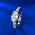 S925 Silberring mit 2 Karat ovalem Edelstein und Pavé-Besatz im 45-Grad-Winkel betrachtet - US 5 / Weißer Zirkonia (R1017)