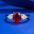 Anillo de plata S925 con rubí ovalado central y piedras laterales de gota - US 5 / Rojo sangre de paloma