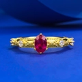 S925 Silber vergoldeter Ring mit ovalem taubenblutrotem Stein und weißen Zirkonia-Akzenten - US 5 / Taubenblutrot
