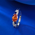Macro-opname van S925 zilveren stempel en oranje steen op een luxe zilveren ring - US 8 / Fanta Oranje