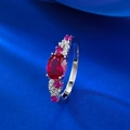 Macro-opname van S925 zilveren ring met ovale robijn op een luxe blauwe zijden achtergrond - US 5 / Duivenbloedrood