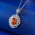 Dettaglio macro del ciondolo con gemma arancione ovale, halo di diamanti e base argento - Argento 925 / Arancione Fanta