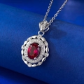 Macro di un ciondolo ovale con pietra arancione e montatura in argento lucido - Argento 925 / Rosso sangue di piccione