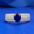 Anello in argento S925 con grande zaffiro blu ovale e diamanti incastonati in micro-pavé - US 5 / Blu (R1066)