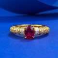 Anello in argento 925 con rubino ovale e dettagli in diamanti su sfondo blu - US 5 / Rosso Sangue di Piccione (Fascia Dorata)