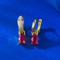 Detailansicht der Schlangen-Ohrringe mit roten ovalen Edelsteinen und weißen Zirkonia - 925 Silberstecker / Goldener Schlangen-Rubin-Stil (E550 Labor-Rubin)