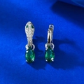 Detailaufnahme von S925 Silber Schlangenohrringen mit ovalen grünen Edelsteinen und Diamanten - 925 Silberstecker / Silberner Schlangenstil (E550 Grüner Zirkonia)