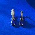Makro-Detail von silbernen Schlangenohrringen mit Pavé-Diamanten und blauen Edelsteinen - 925 Silberstecker / Silberner Schlangenstil (E550 Blauer Zirkonia)