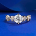 Elegante anello in argento S925 dorato con solitario scintillante e dettagli floreali laterali - US 5 / Oro Champagne (R1080 Strass Bianco)