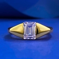 Anello minimalista in argento S925 dorato con zircone taglio smeraldo su sfondo blu - US 5 / Viola
