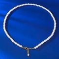 Collana minimalista in argento S925 con perle bianche e chiusura dorata su fondo blu - Argento 925 / Collana di Perle N441 (Regolabile)