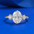 Klassieke S925 zilveren drie-steens ring met ovaal geslepen diamant op blauwe achtergrond - US 5 / Witte Strass (R1111)