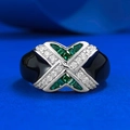 Ring aus S925 Silber mit schwarzer Emaille, X-Kreuz Design und smaragdgrünen Steinen - US 5 / Schwarz