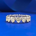 S925 Silber Eternity Ring mit gelben Diamanten im Herzschliff in Krappenfassung - US 5 / Gelber Zirkonia